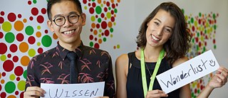 Participants present their favorite german words at the booth of PASCH-net during the PASCH-Forum of the IDT.