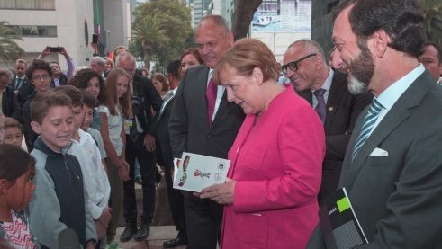 Schüler der Deutschen Schule in Mexiko-Stadt überreichen der Bundeskanzlerin Merkel ein selbst gestaltetes Buch