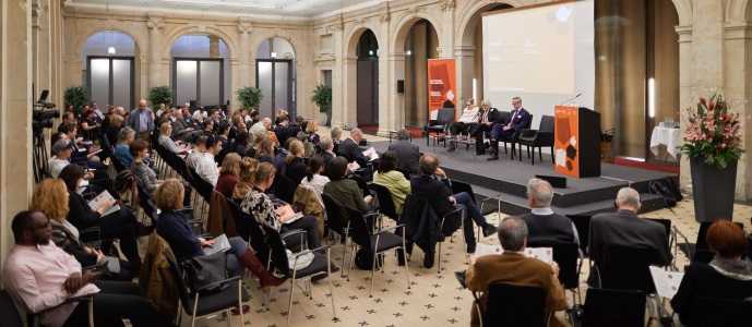 Discussion on "Competing Narratives“. 