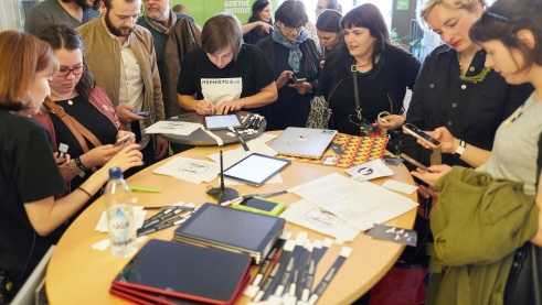 Smartphone und Ipad zeigen die persönlichen Zufriedenheitsskalen
