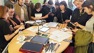 Smartphone und Ipad zeigen die persönlichen Zufriedenheitsskalen