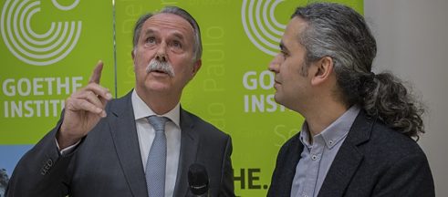 Präsident Klaus-Dieter Lehmann spricht mit dem Künstler Ünsal İçöz. 