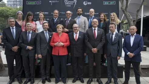 Die Bundeskanzlerin mit Mitgliedern des Projektausschusses und Premium Sponsoren