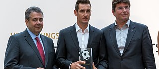 Awardee Miroslav Klose with Sigmar Gabriel and Roland Bischof