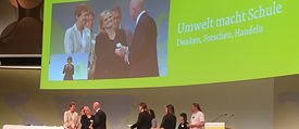 Project manager Anne Schönhagen accepts the award for Umwelt macht Schule