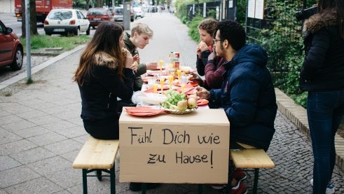 Die Workshopgruppe „Den Blick schärfen“ lädt Passanten zum Frühstück