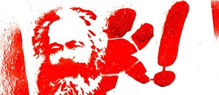 Porträt von Marx in roter Sprayfarbe auf weißem Untergrund