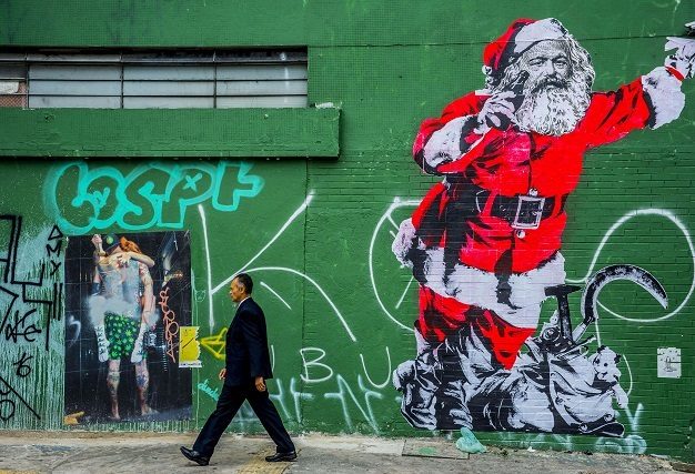 Marx als Weihnachtsmann auf grüner Wand