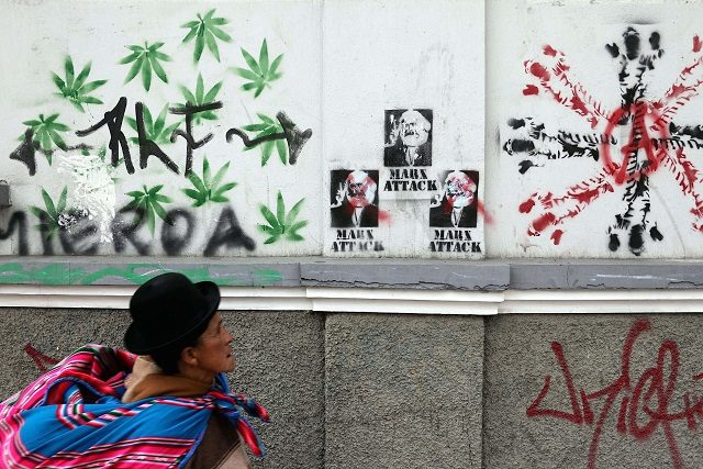 Estêncil com o retrato de Karl Marx em um muro em La Paz, Bolívia