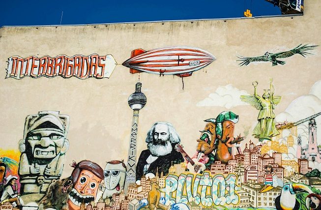 Mural multicultural en Berlin, Mitte.