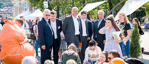 CEO Ebert (centre) and Ambassador Ernst Reichel (on the right) in the literature garden