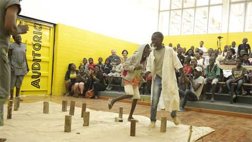 The audience plays along in Woodways.