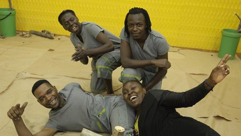Das Ensemble: Burnley Yaya Fokumiah, Alumbe Hellen Namal, Kento Jumah mit Regisseurin Sophia Mempuh Kwachuh