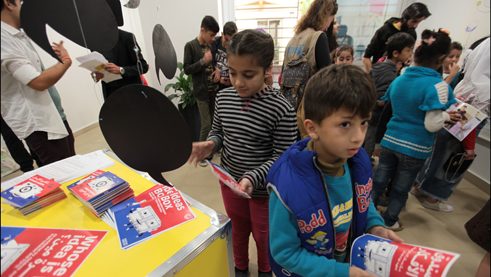 Kinder, die bei der Ausstellung „Whose Idea is it?“ im Rahmen des Projekts „Ideas Boxes“ mitmachen