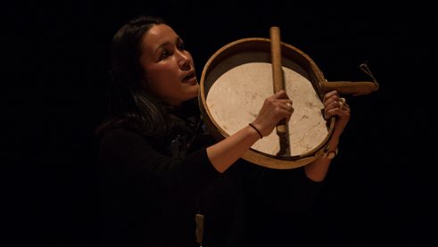 Varna Marianne Nielsen aus Grönland spielt die Trommel