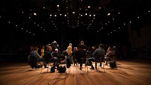 Together, the participants analyse the objects.