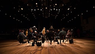 Gemeinsam analysieren die Teilnehmerinnen und Teilnehmer die Objekte