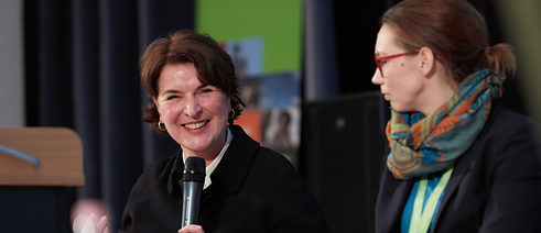 Dr. Anne von Oswald (Fachstelle Einwanderung) und Laura Kolland (BAMF) während der Podiumsdiskussion