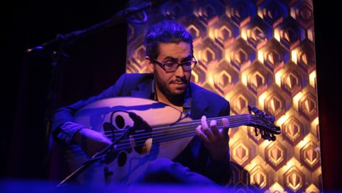 Der syrische Komponist und Oudist Mohannad Nasser beim Mina-Festival