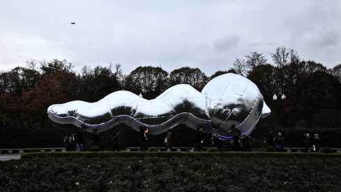 Moskau, Gorky Park 2017 „We are in a cocoon!” Performance of Artúr van Balen