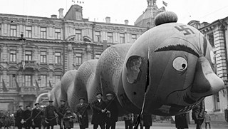 Moskau, 1934, aufblasbare Raupe für die Feier des 17. Jahrestages der Oktober Revolution. Aus dem Archiv von Artúr van Balen.