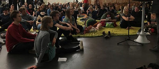 Das Publikum sitzt versammelt für die Lange Nacht der Philosophie im Museum für zeitgenössische Kunst in Helsinki 2016.