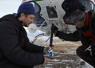 Polar Sea Regisseur Thomas Wallner und 360° Drohnenflieger Ian Hannah montieren eine 360 Kamera auf einem Hubschrauber, um Bilder der kanadischen Nordwestpassage aufzunehmen.