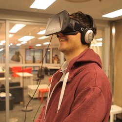 Die Testperson der Ryerson University beobachtet den Polar Sea Trailer zum ersten Mal in VR