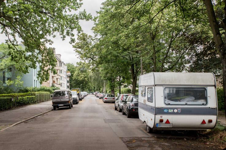 Neben ein paar Bäumen säumen Hoch- und Mehrfamilienhäuser die Berliner Schlossallee. Die Straße endet am Park, ein Weg führt zum Schloss Schönhausen. Doch kommt man dort irgendwann an, ist man offiziell in der Tschaikowskistraße.
