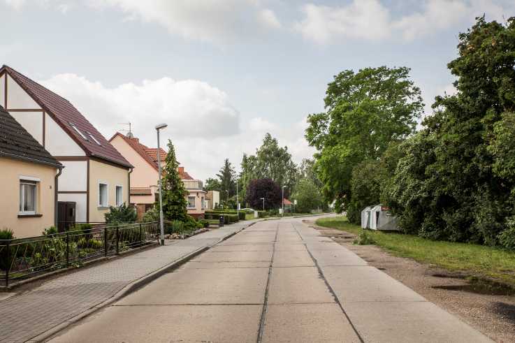 Ein paar Häuser zerfallen, ein paar werden saniert. Im 70 Kilometer südwestlich von Berlin gelegenen Brandenburg an der Havel hat die Schlossallee schon bessere Tage gesehen und musste ein paarmal geflickt werden.