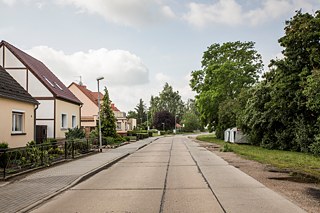 Ein paar Häuser zerfallen, ein paar werden saniert. Im 70 Kilometer südwestlich von Berlin gelegenen Brandenburg an der Havel hat die Schlossallee schon bessere Tage gesehen und musste ein paarmal geflickt werden.