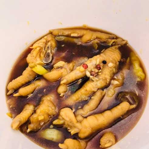 Eine chinesische Delikatesse - eingelegte Hühnerfüße