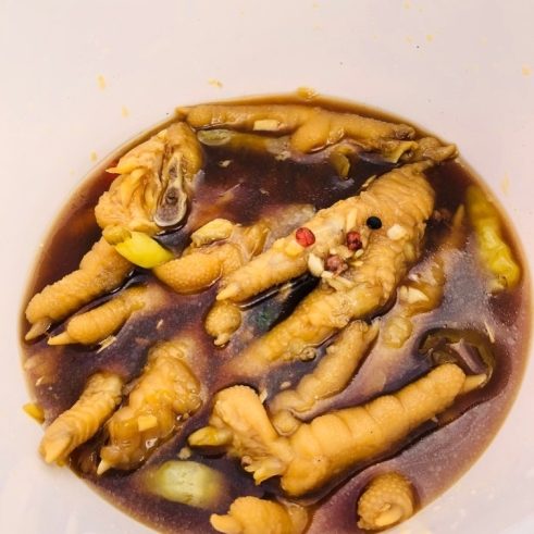 Eine chinesische Delikatesse - eingelegte Hühnerfüße