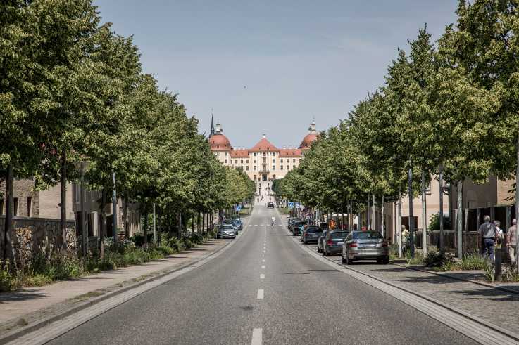 Im sächsischen Moritzburg teilt die kilometerlange Allee das Städtchen schnurgerade in zwei Hälften. An ihrem Ende liegt das fast 300 Jahre alte Jagd- und Barockschloss - so macht die Straße ihrem Namen alle Ehre.