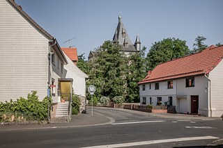 Im hessischen Romrod ist die Schlossallee nur der 350 Meter lange, sehr schmucklose und zweckdienlich angelegte Zubringer zum mitten im Ort gelegenen Schloss. Eine Handvoll Häuser liegt an der Straße. Und ein Gasthof. Und ein Geldautomat.