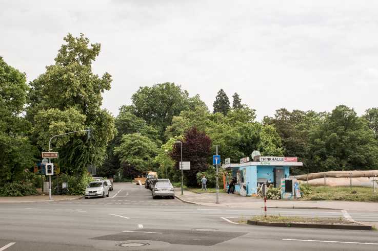 In Düsseldorf liegt die von vielen Bäumen eingefasste Schlossallee im kleinbürgerlichen Stadtteil Eller, wo sie nach gut 500 Metern beim gleichnamigen Schloss mit seinem großen Park endet. Gleich hinter der ebenfalls gut besuchten "Trinkhalle".
