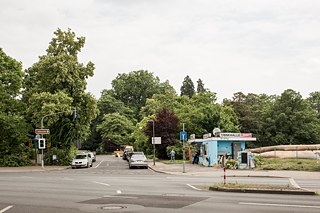 In Düsseldorf liegt die von vielen Bäumen eingefasste Schlossallee im kleinbürgerlichen Stadtteil Eller, wo sie nach gut 500 Metern beim gleichnamigen Schloss mit seinem großen Park endet. Gleich hinter der ebenfalls gut besuchten "Trinkhalle".