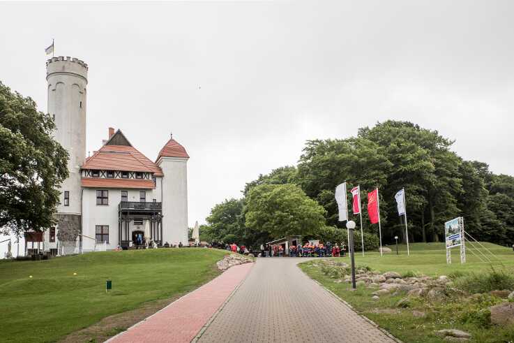 In Lohme auf Rügen liegt am Ende der Schlossallee das Schloss Ranzow. Lange Zeit war es ein schlichtes Herrenhaus, dann nutzte es die sowjetische Armee zwischen 1945 und 1991 als Stützpunkt. Seit 2011 ist es ein Golfhotel.