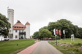 In Lohme auf Rügen liegt am Ende der Schlossallee das Schloss Ranzow. Lange Zeit war es ein schlichtes Herrenhaus, dann nutzte es die sowjetische Armee zwischen 1945 und 1991 als Stützpunkt. Seit 2011 ist es ein Golfhotel.