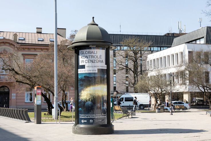 Poster der Ausstellung „Global Control and Censorship“ in der Stadt