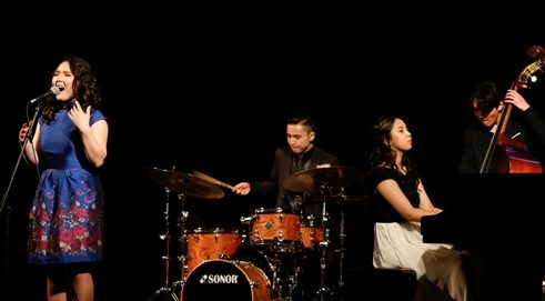 Enji mit Musikern des Goethe Musiklabors auf der Bühne des Opernhauses von Ulan Bator 