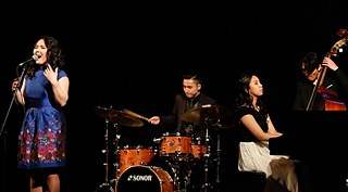 Enji mit Musikern des Goethe Musiklabors auf der Bühne des Opernhauses von Ulan Bator 