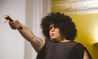 Performance de Jota Mombaça em Goethe-Institut Salvador