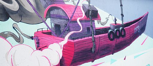 Graffiti von einem pinken Boot