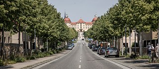Im sächsischen Moritzburg teilt die kilometerlange Allee das Städtchen schnurgerade in zwei Hälften. An ihrem Ende liegt das fast 300 Jahre alte Jagd- und Barockschloss - so macht die Straße ihrem Namen alle Ehre.