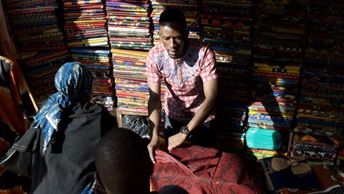 Stoffverkäufer Elvis in Kampala