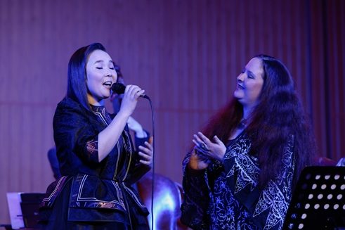 Enji im Konzert mit ihrer Dozentin Anne Czichowsky von der Hochschule für Musik und Theater München 