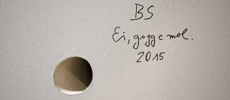 Installation Ei Gugg Emol - Watch out (Bernhard Serexhe)