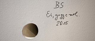 Installation Ei Gugg Emol - Watch out (Bernhard Serexhe)