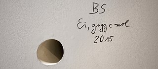 Installation Ei Gugg Emol - Watch out (Bernhard Serexhe)